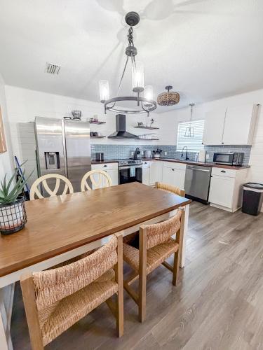 Beachside Bliss - Breakfast, Walk to Schooners, Sleeps 15, Fenced Privacy photo 73