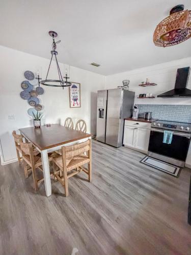 Beachside Bliss - Breakfast, Walk to Schooners, Sleeps 15, Fenced Privacy photo 87