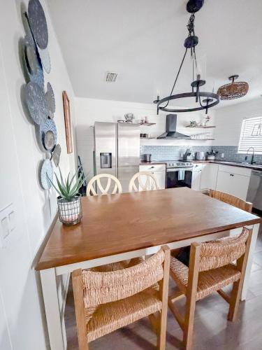 Beachside Bliss - Breakfast, Walk to Schooners, Sleeps 15, Fenced Privacy photo 86