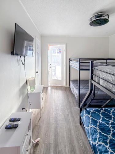 Beachside Bliss - Breakfast, Walk to Schooners, Sleeps 15, Fenced Privacy photo 82