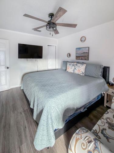 Beachside Bliss - Breakfast, Walk to Schooners, Sleeps 15, Fenced Privacy photo 85