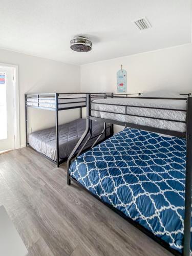 Beachside Bliss - Breakfast, Walk to Schooners, Sleeps 15, Fenced Privacy photo 93