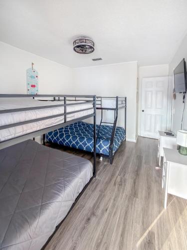 Beachside Bliss - Breakfast, Walk to Schooners, Sleeps 15, Fenced Privacy photo 90