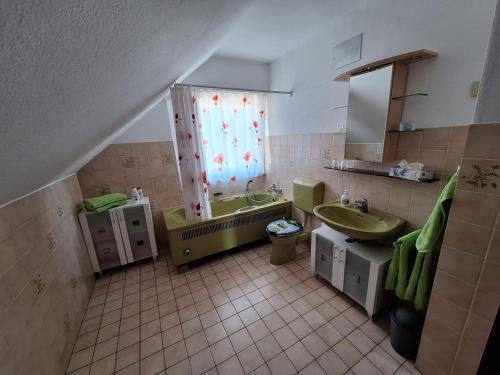 a bathroom with a sink and a tub and a sinkessment at Willkommen bei Renate und Jörg in Unna