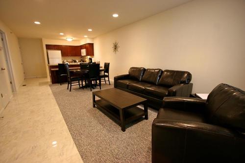 a living room with leather couches and a dining room at The Village at Pocono in Blakeslee
