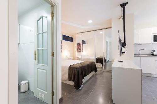 a bedroom with a bed and a bathroom at Suites Garden Apartamento 12 in Las Palmas de Gran Canaria