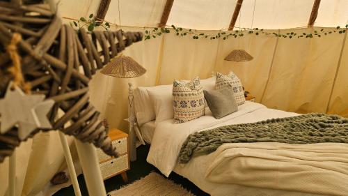 a bedroom with a bed in a tent at Boutique Teepee Sleeps 2 with Pool in Zújar