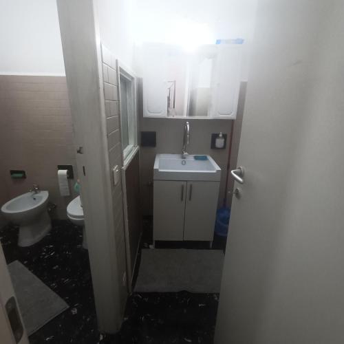a small bathroom with a sink and a toilet at La Stanza nella corte in Bollate