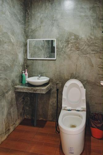 a bathroom with a toilet and a sink at ผาฮี้แลนด์โฮมสเตย์ in Mae Sai