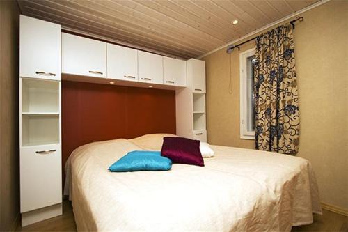 En eller flere senge i et værelse på Koivuniemi Cottage