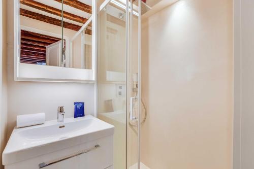 2BDR 5P apartment au centre de Paris in downtown Paris