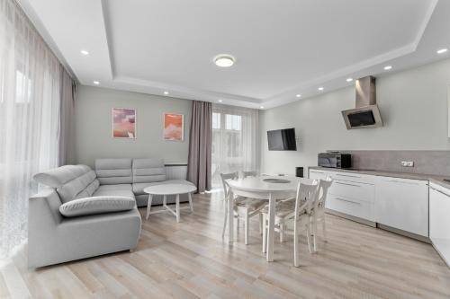 Rondo Matecznego Harmony Apartment by BookingHost