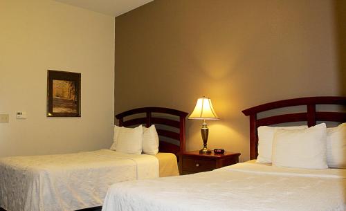 Posteľ alebo postele v izbe v ubytovaní Crystal Springs Inn and Suites