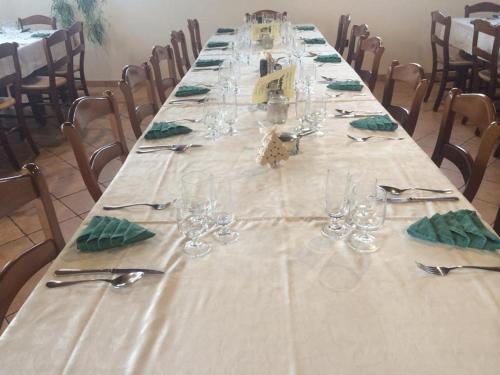 a long table with glasses and napkins on it at Agriturismo Paradiso in Sarego