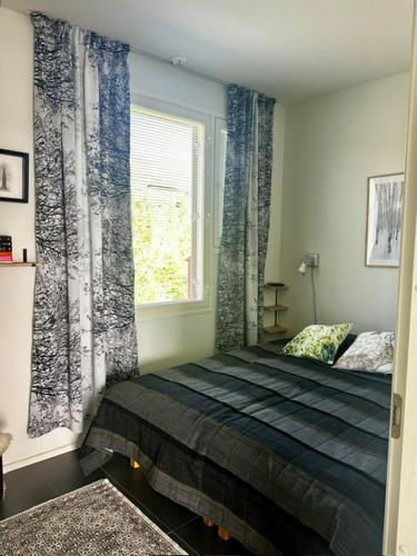 a bedroom with a bed in front of a window at Porokello, Ylläsjärvi, 2 mh in Ylläsjärvi