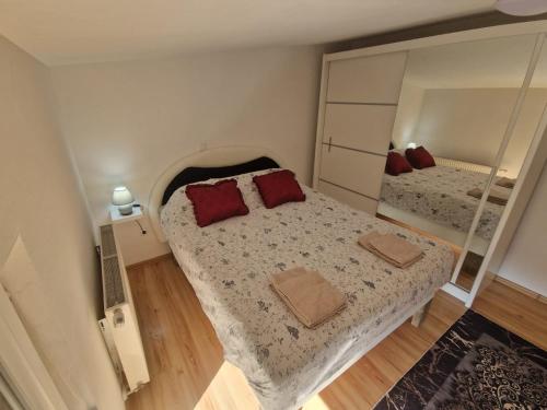a small bedroom with a bed and a mirror at Stan na dan Alisa Cazin in Cazin