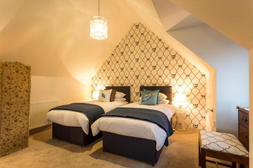 una camera da letto con due letti in una stanza di Studio in the Field ad Andover