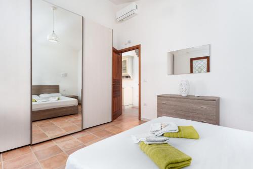 a bedroom with a bed and a large mirror at Luna in Onifai