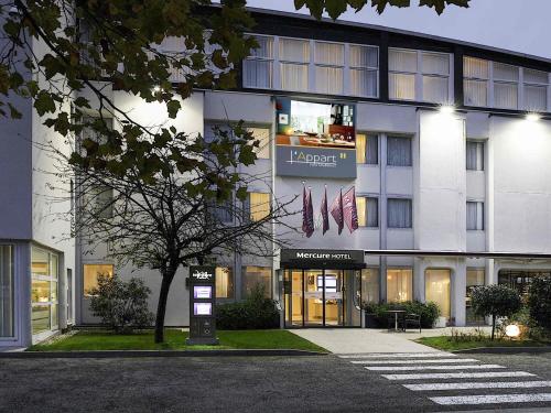 ein Hotelgebäude mit einem Schild an der Seite in der Unterkunft Mercure Hotel Forbach Centre de Loisirs in Forbach