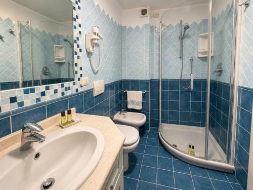 B&W Sea View Two Bedroom Apartment with Pool Near the Beach
