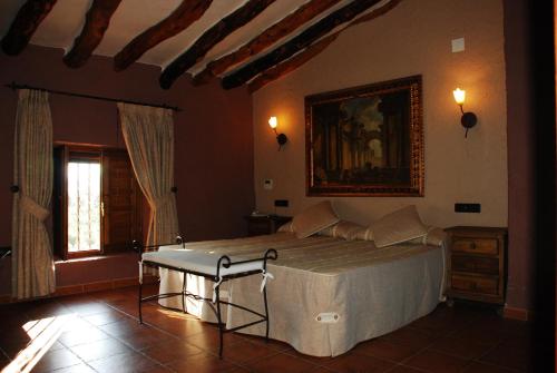 sypialnia z dużym łóżkiem w pokoju w obiekcie Hotel Caseta Nova w mieście Castalla