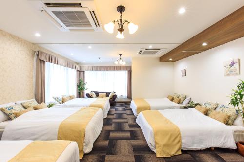 a row of beds in a hotel room at #10 Nagoya Sunflower Condominium in Yadachō