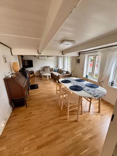 a living room with a table and a couch at Sørlandshus med 3 soverom in Arendal