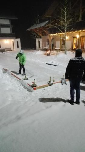 two people on skis in the snow at night at Schnatterhof in Lambrechten
