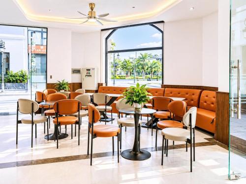 a restaurant with tables and chairs and a large window at The Muse Hotel 2 in Ðố Sơn