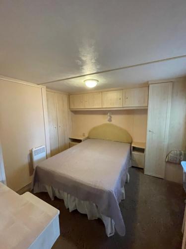 a bedroom with a large bed in a room at Valterkrasti in Ogureckaja