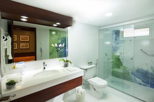 a bathroom with a sink, toilet and bathtub at Hotel Cortez in Santa Cruz de la Sierra