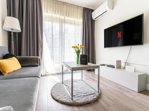 Urban Chic - Luxury Stay for up to 20 Guests in Mennica Residence, Warsaw Center