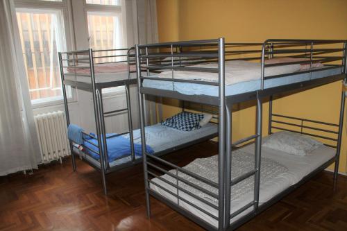 ブダペストにあるカムバックパッカーズの二段ベッド3組が備わる部屋