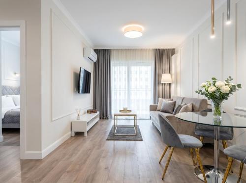 Urban Chic - Mennica Residence Luxury Stay for 10 Guests in Central Warsaw