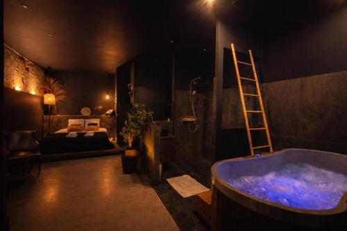 Suite premium Dark, Jacuzzi & Cinéma
