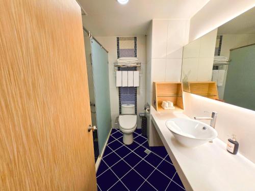 a bathroom with a toilet and a sink at Uni-Resort Mawutu in Guanxi