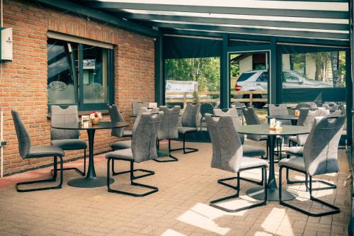 a patio with tables and chairs in a restaurant at Ferienpark Grafschaft Bentheim in Uelsen