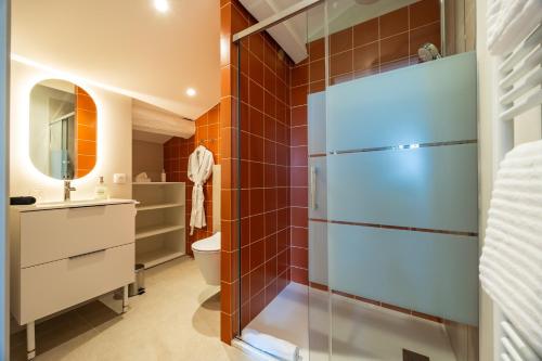 a bathroom with a refrigerator and a toilet at La Maison Blanche in Saint-Sulpice-de-Faleyrens