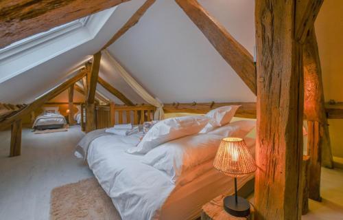 a bedroom with a large bed in a attic at Le clos embelli in Rouvres-les-Vignes