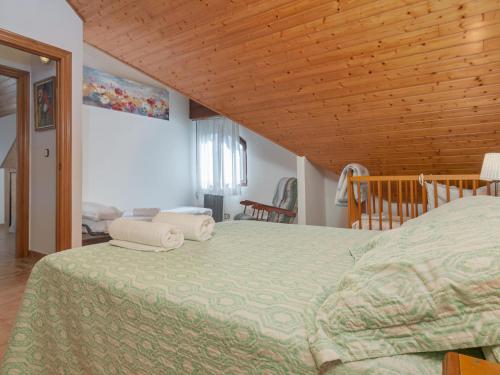 a bedroom with a bed and a wooden ceiling at Villa Rubén in Miengo
