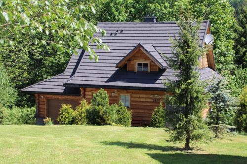a log cabin with a gambrel roof at Mosorny Park Zawoja Całoroczne domki w górach in Zawoja
