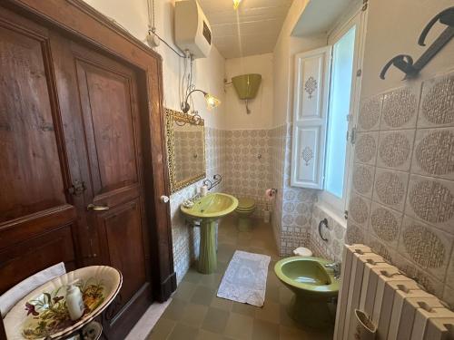 a bathroom with a sink and a tub and a toilet at Casa San Francesco in Agnone