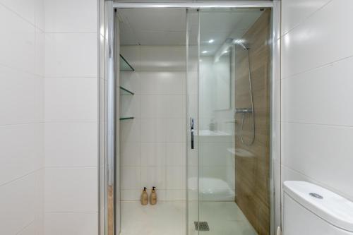 a shower with a glass door in a bathroom at Oasis Cordobés in Córdoba