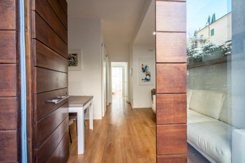 salon ze stołem i kanapą w obiekcie Gallery House w mieście Perugia