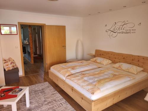 Llit o llits en una habitació de Privatunterkunft Straubing