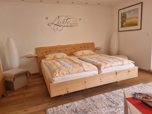 Llit o llits en una habitació de Privatunterkunft Straubing