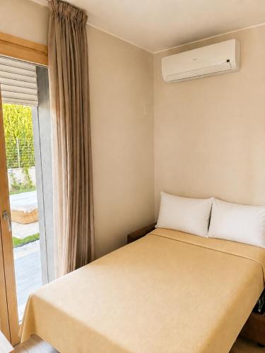 a small bedroom with a bed and a window at Approdo del Re in Grottammare