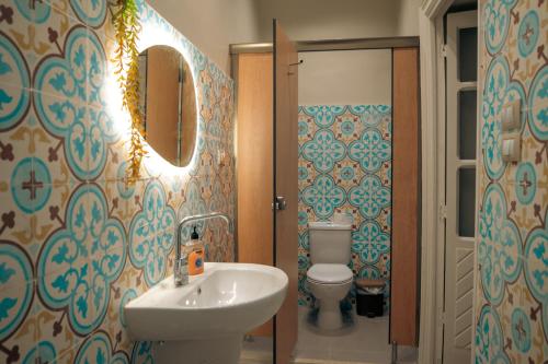 ein Badezimmer mit Waschbecken und Toilette in der Unterkunft StaBene Hostel in Port Said