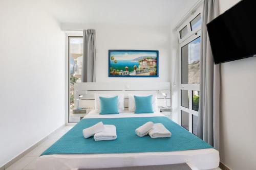 a bedroom with a bed with two towels on it at Apartment Kreta in Strandnähe in Pilalímata