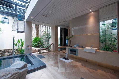 a bathroom with a sink and a bath tub at 沐蘭精品旅館-台中館Mulan Boutique Hotel in Taichung